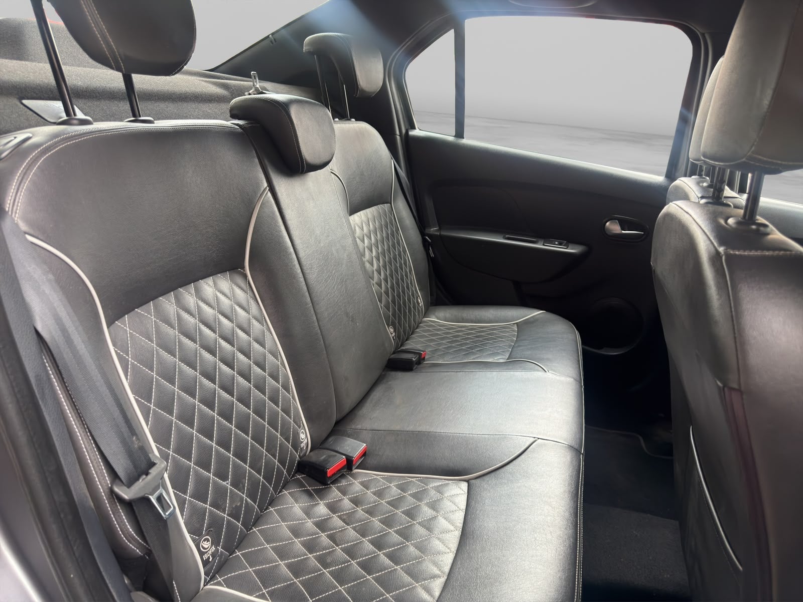 2023 RENAULT LOGAN 4 PTS INTENS 16L TA RA-16