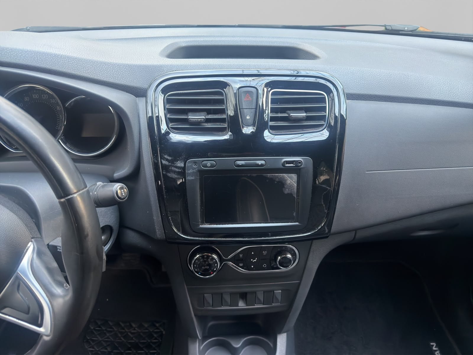 2023 RENAULT LOGAN 4 PTS INTENS 16L TA RA-16