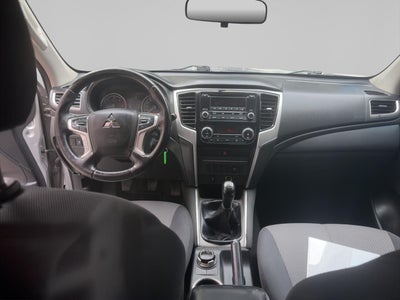 2020 Mitsubishi L200 2.4 Glx Cabina Doble 4x4 Diesel Mt